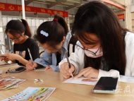 安慶師大千余名學子手寫“畢業心語”明信片互贈校友