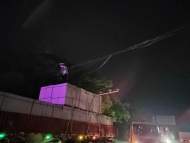 雨后線纜掉落阻礙交通 肥西交警車頂托舉保通行