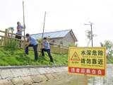 寿县一派出所女所长想妙招 用竹竿做成施救杆防溺水