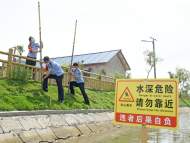 壽縣一派出所女所長想妙招 用竹竿做成施救桿防溺水