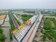 蕪合高速上跨淮南鐵路左幅箱梁架設完成
