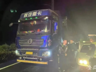 蚌埠凌晨查獲“百噸王” 涉案車輛被依法暫扣