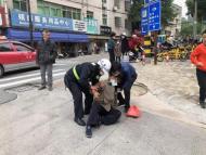 桐城一八旬老人昏倒路邊 巡邏交警溫情守護