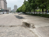 合肥明发商业广场小区路面破损严重 物业：常有大车经过 正在修