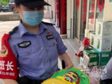 六安5岁男童迷路 民警从其书包上找到联系方式