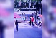 合肥一女子揮舞雨傘毆打防疫志愿者 警方正在調(diào)查