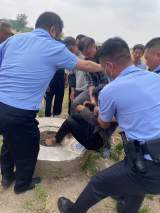 女子掉進深井 泗縣民警及時救助