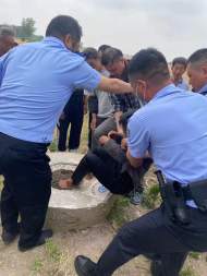 女子掉進深井 泗縣民警及時救助