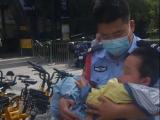 合肥地铁上幼童突发不适 同车厢内一辅警伸出援手