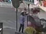 六安：三輪電動車自燃 中考駐點輔警立即幫助滅火