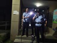 家門口驚現大蛇 蚌埠民警化身“捕蛇人”