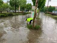 六安金寨暴雨導致多個路段積水 最深處近1米