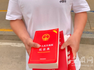 大考2022｜高考結束，考生家長拿著民法典、黨史等書籍送給孩子