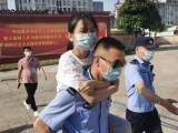 大考2022| 六安一考生考前摔骨折 民警将其背进考场