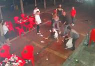 唐山一燒烤店內(nèi)多名男子圍毆女子  目擊者稱疑似酒后搭訕