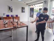 懷寧一男子到手機(jī)店搶奪手機(jī) 竟是為討女友歡心