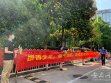 大考2022| 合肥八中高一高二学生手持横幅和彩旗 为学长学姐加油
