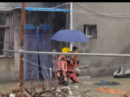 安慶：強降雨突襲 消防緊急轉移兩名被困老人