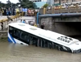 上海一輛公交車滑入路邊河道  警方通報情況
