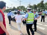 铜陵枞阳：一考生乘出租下错考场  交警驱警车火速送达