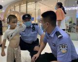 民警带男童“逛商场” 实为走失男童找家人