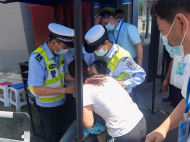大考2022 | 女生考場外暈倒 合肥交警緊急救助