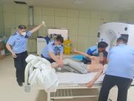 少年發病暈倒球場 泗縣民警及時救助脫險