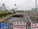 暴雨中，蚌埠這處路面出現一個大洞