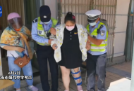 六安一考生因腿部意外骨折 民警護送三樓看考場