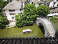 乘船賞景，下水嬉戲 端午假期第二天市民有序出游