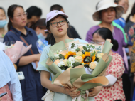 大考2022｜一举夺“葵”！家长捧鲜花迎接考生 芜湖各考场外成“花海”