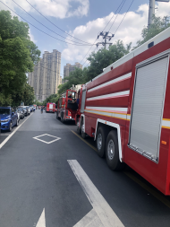 合肥一建材家具市場商鋪起火追蹤：巢湖路上停有多輛消防車