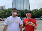 大考2022| 合肥八中考点，家长身穿定制情侣T恤为孩子加油