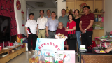 这个父亲节，他们慰问了两位百岁老人