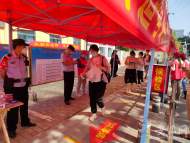 大考2022｜合肥市五十中東校考點(diǎn)：工作人員提醒考生持身份證、準(zhǔn)考證進(jìn)入考場(chǎng)