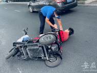 老人烈日下街頭騎電動車摔傷  合肥熱心城管將其扶起