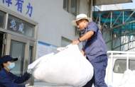 高溫下的列車臥具洗滌工：“桑拿房”里日洗5萬余件臥具
