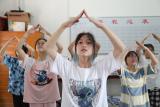 安慶師大學子送“藝”下鄉 點染“留守”學生的暑期生活
