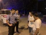 男子深夜醉卧马路 蚌埠民警送其安全回家