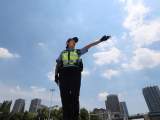 高温下的坚守| 合肥铁骑女警开展路面巡逻 手碰到摩托车油箱就发红