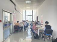 廬江縣圖書館自習室“一座難求”：線上預約“秒空”  早上七點半就排長隊