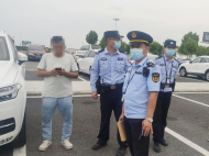 合肥：路遇檢查 一非法營運車輛竟倒車逆行  