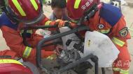 淮南：男子操作不慎 手指被卡送料機內