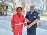 合肥环卫工拾金不昧 烈日下等候失主一小时