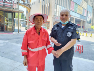 合肥環(huán)衛(wèi)工拾金不昧 烈日下等候失主一小時