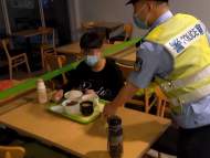 17歲失意少年夜行高速公路 六安民警將其帶離并施以援手