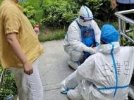 高溫下的堅守| 靈璧一醫生入戶為居民做核酸暈倒 防護服成了“水袋”