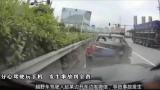 分心駕駛玩手機  發生事故判全責