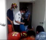 合肥一女子被困小區(qū)電梯內(nèi)  體力不支暈厥