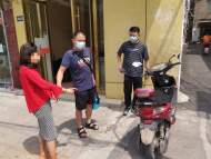 年輕女子半夜偷車 一覺未醒便被抓獲